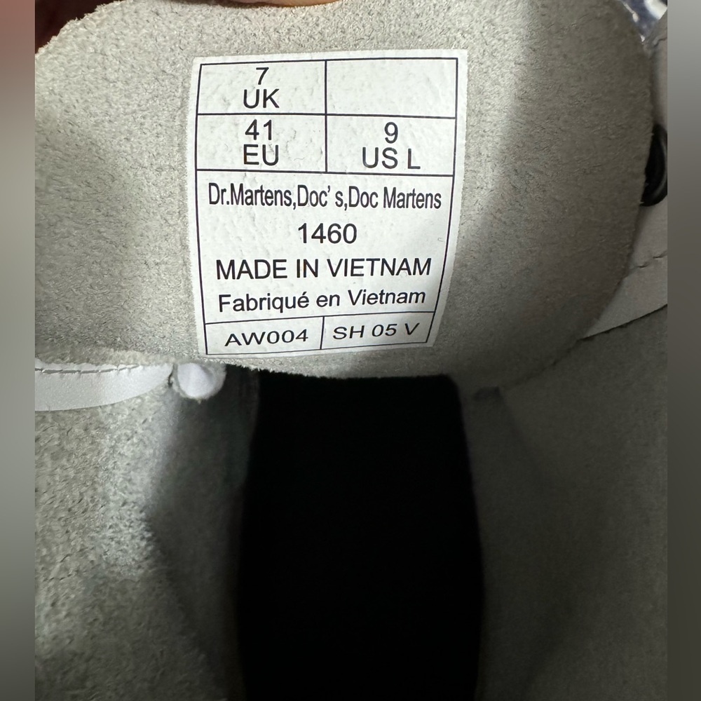 White Dr. Martens. Size 9. - Picture 5 of 5